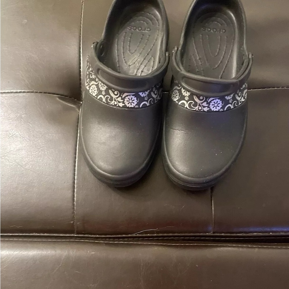 Women’s Rubber Crocs Sandals. Color Black and Gray.